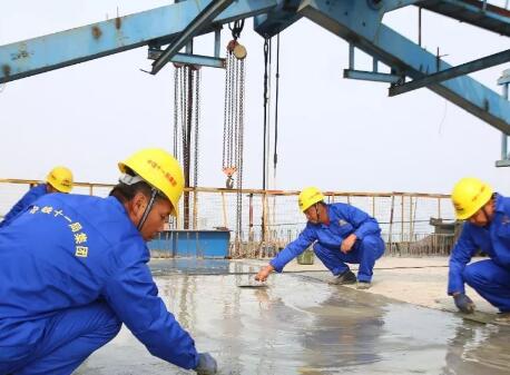 汉江大桥修建使用手拉葫芦进行吊运作业